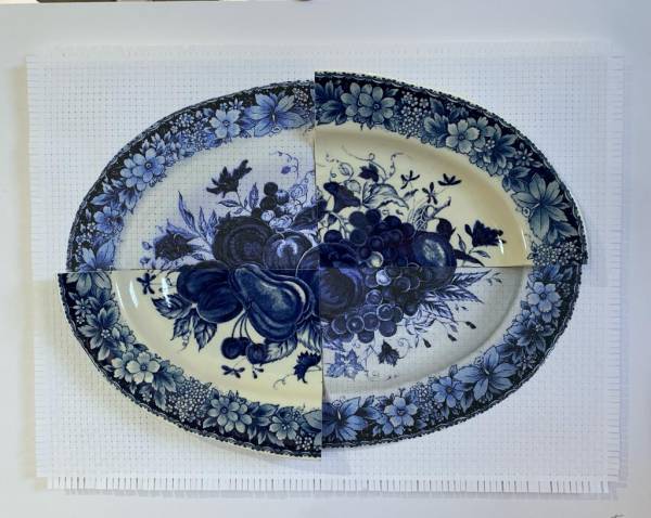 Juanita Oosthuizen_Broken but healed - large oval Delft plate_47 x 57 cm